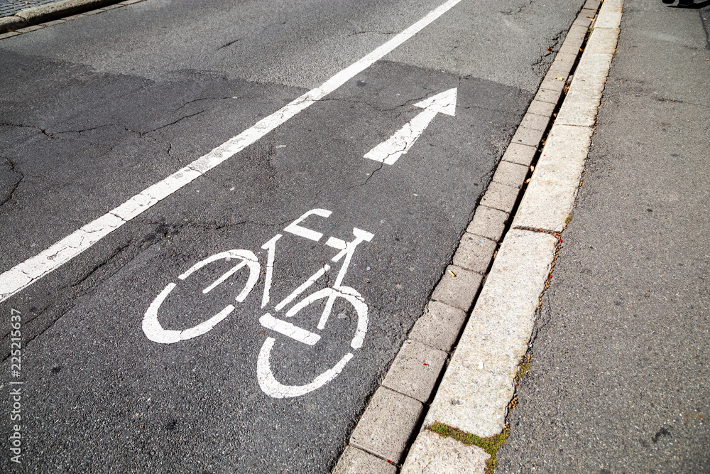 Fototapeta premium Spur für Radfahrer im Straßenverkehr