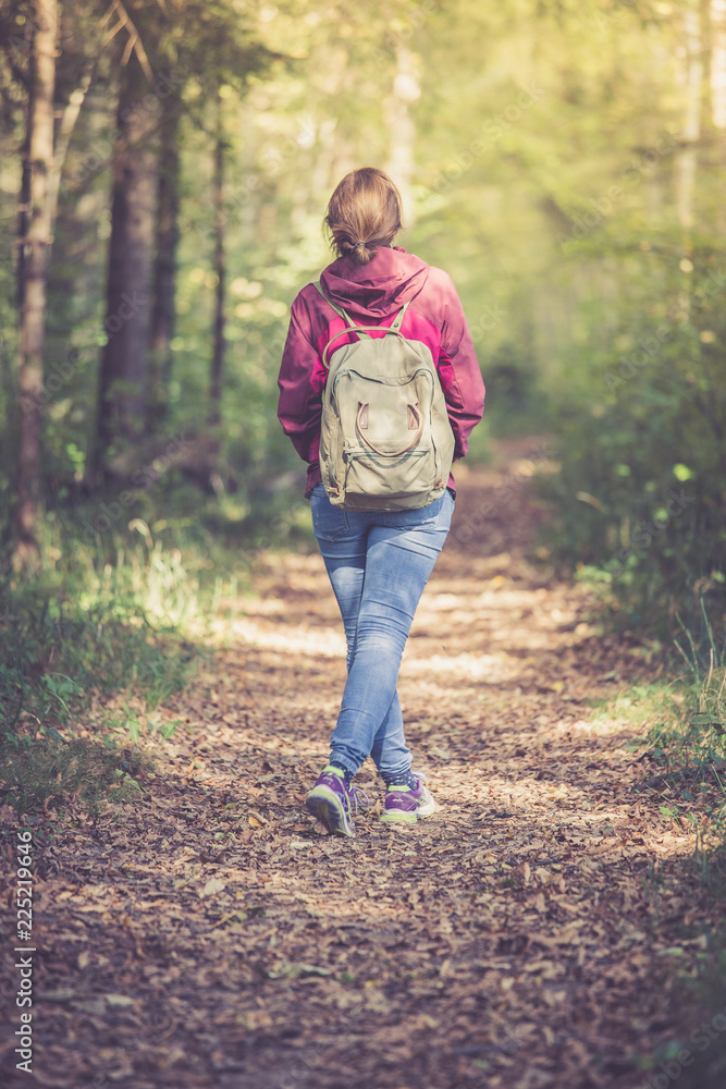 Junge Frau geht allein im Wald wandern, Blick nach oben, Idylle Junge Frau geht allein im Wald wandern, Blick nach oben, Idylle