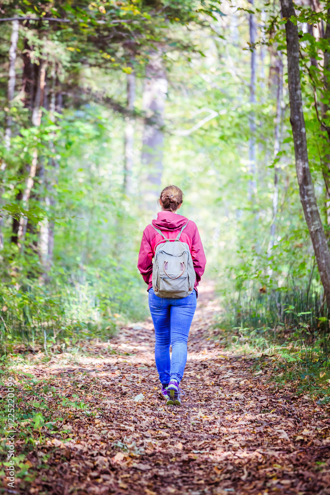 Junge Frau geht allein im Wald wandern, Idylle Junge Frau geht allein im Wald wandern, Idylle
