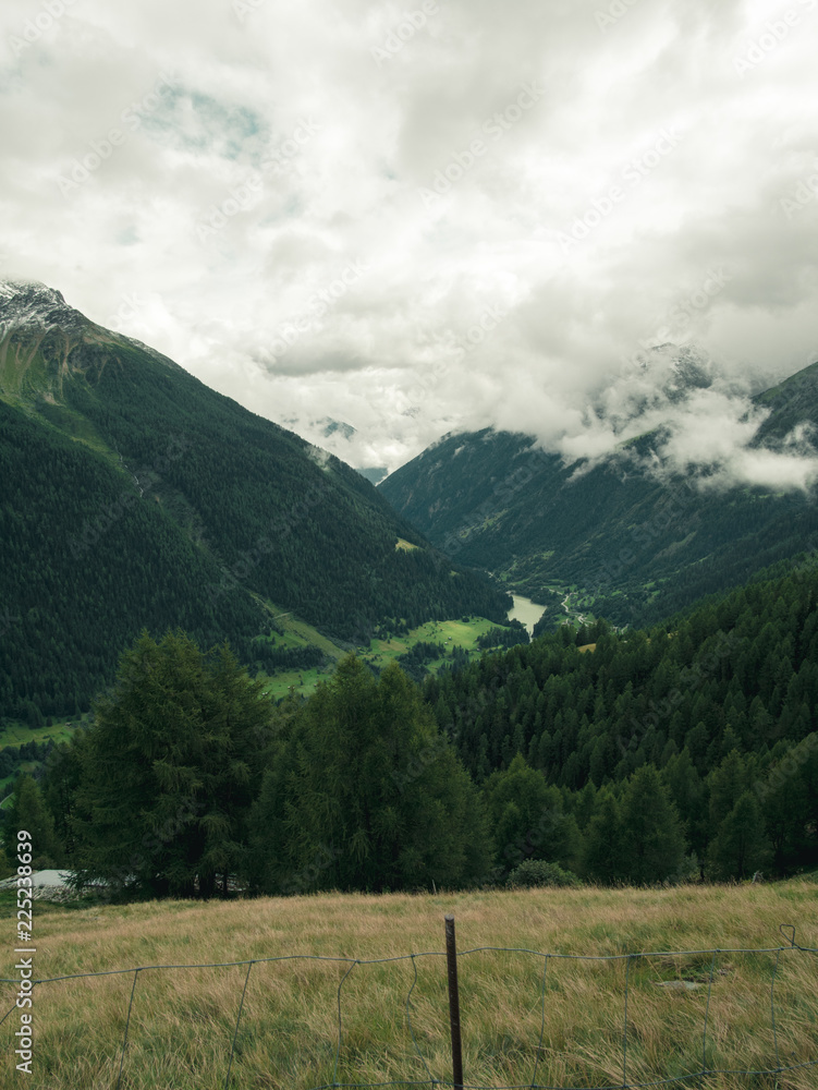 Obraz premium Tief hängende Wolken Im Lötschental