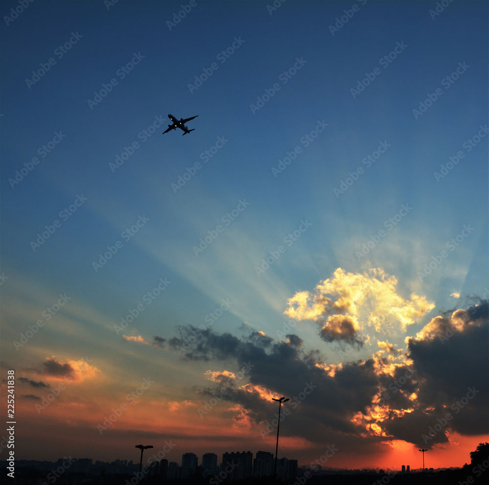 Obraz premium Sunset and a plane