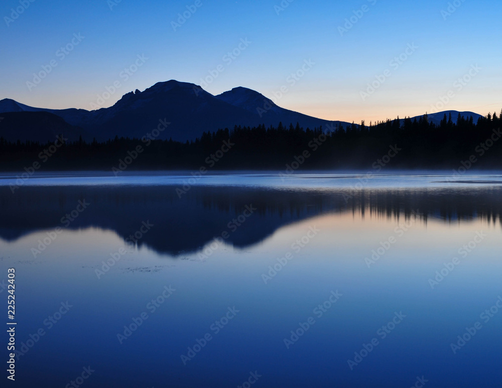 Fototapeta premium Sunset on the Beautiful Beaver Mines Lake in Alberta Throws an Amazing Reflection