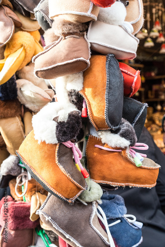 Canvastavla Botas de ante piel y borreguillo de lana en un mercadillo navideño de ciudad eur