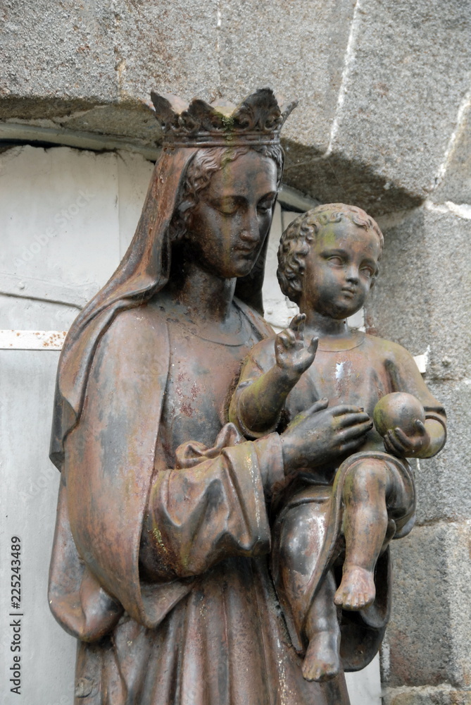 Ville de Dol de Bretagne, sculpture la vierge et l'enfant, département d'Ille et vilaine, Bretagne, France