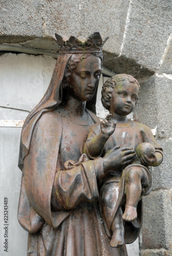 Ville de Dol de Bretagne, sculpture la vierge et l'enfant, département d'Ille et vilaine, Bretagne, France