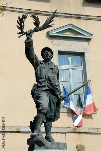 Ville de Dol de Bretagne, monument aux morts, département d'Ille-et-Vilaine, Bretagne, France photo