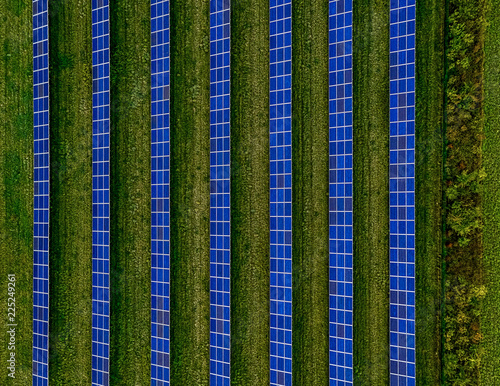 Solarpanel einer Solaranlage senkrecht von oben in Reihen fotografiert, eine besonders parallele Ausrichtung der Energiegewinnung von der Sonne photo