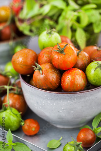 Fototapeta Naklejka Na Ścianę i Meble -  Fresh ripe cherry tomatoes in bowl on gray background