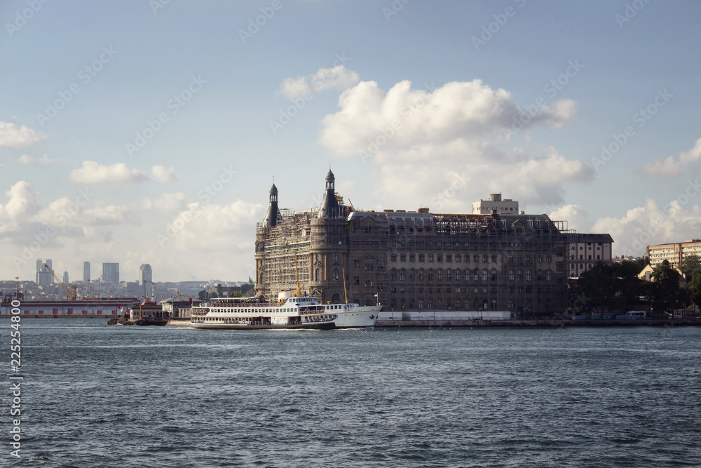 Φωτογραφία Public ferry boat passes by historical, old train station on the Asian side of Istanbul