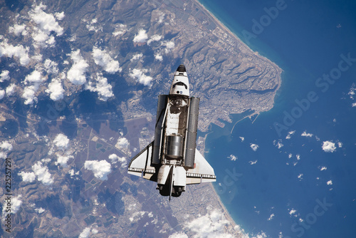 Cuadro en lienzo space ship shuttle flying near earth from the hurricane and massive clouds in at