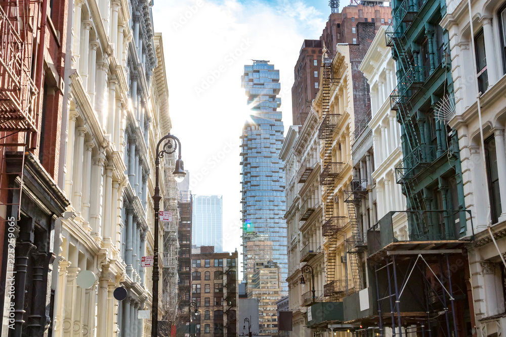 Ταπετσαρία Sunlight shines on the buildings along Greene Street with a view towards the int