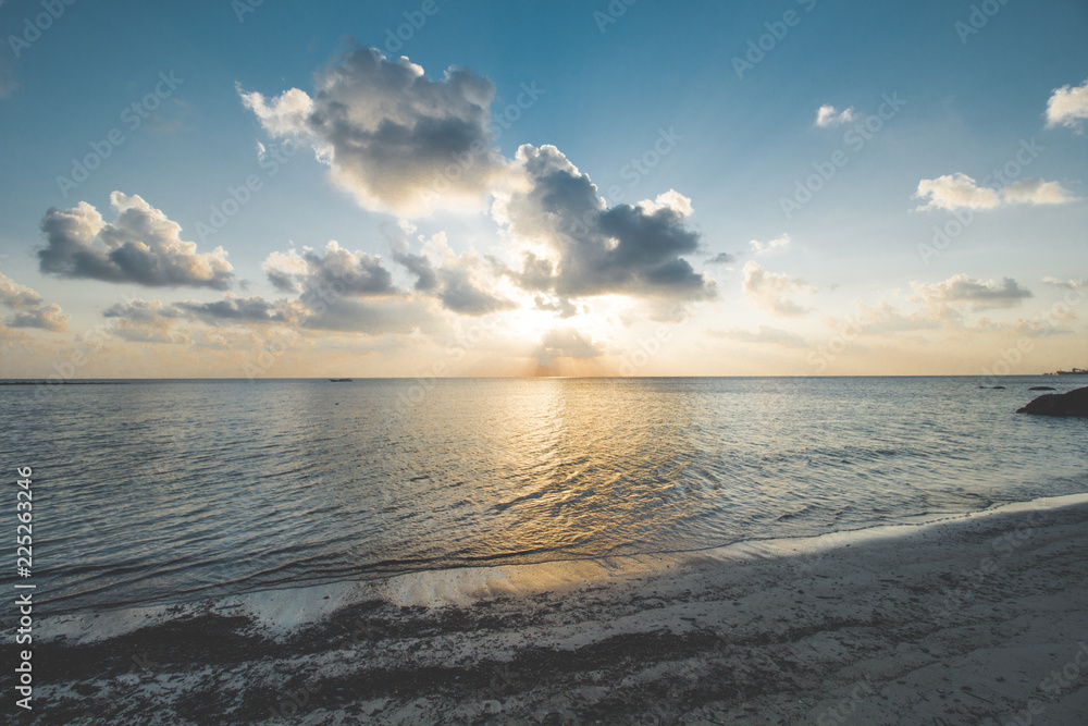 Fototapeta premium Beautiful Sunset at Tropical Beach