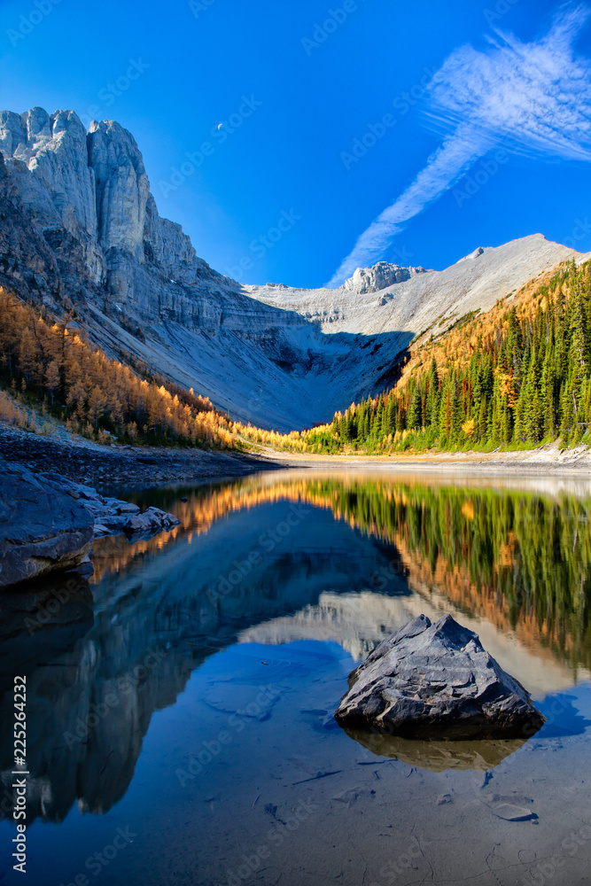 Obraz premium Tyrst Lake and colorful larch trees in Kananaskis, Canada