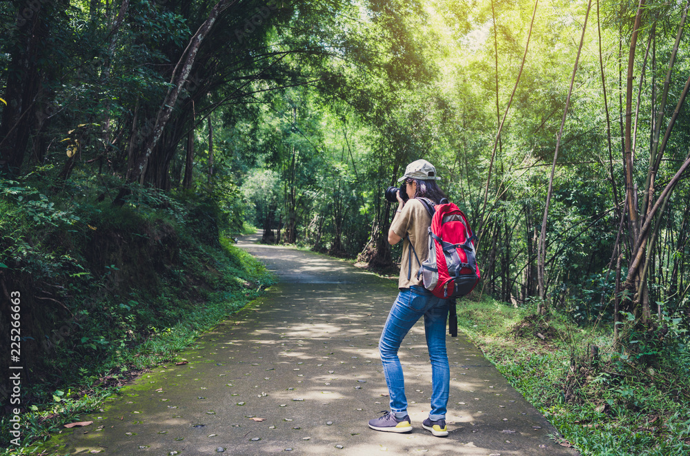 Obraz premium Asian women travel nature.