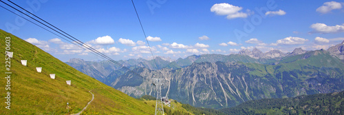  Blick vom FELLHORN ( 2037 Meter ) u. Fellhornbahn über Oberstdorf auf die Allgäuer Alpen 