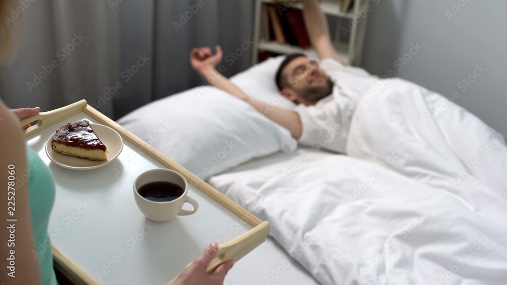 Obraz premium Lady carrying tray with breakfast for boyfriend, pleasant surprise for beloved