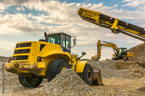 Fotografia Excavators and heavy machinery in the works of stone movement in a quarry stone