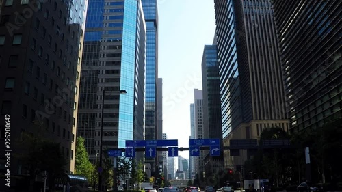 日本のオフィス街の道