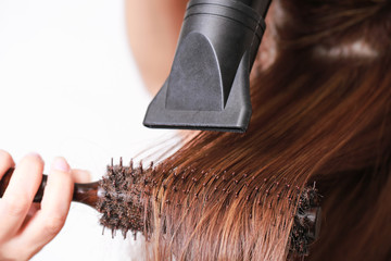 Handdoek met foto Kapsalon Vrouw droogt haar met föhn  © jayzynism