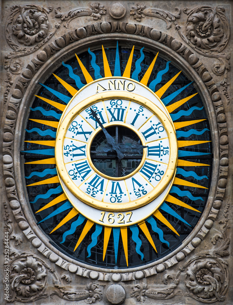 Fototapeta premium Close-up photo of the vintage clock