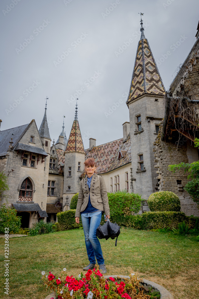 Obraz premium Femme devant le Château de La Rochepot