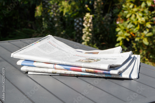 Pile de journaux sur une table de jardin