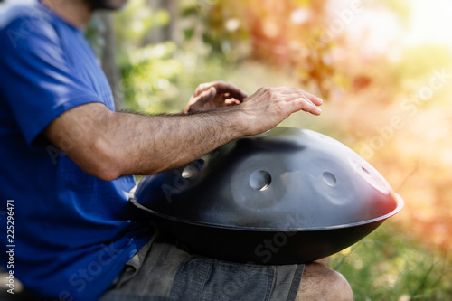 Obraz na płótnie Man playing handpan w salonie