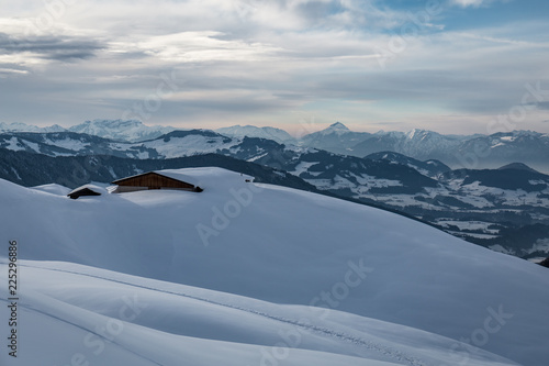 Verschneite Hütte im Winter in den Alpen