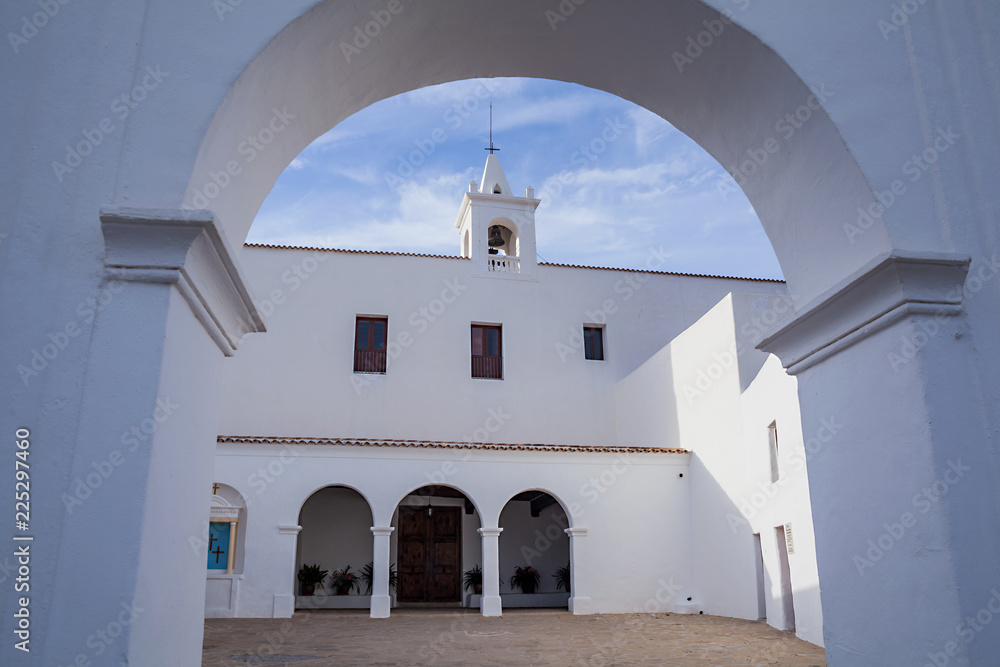 Chiesa bianca in un villaggio di Ibiza