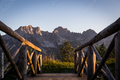 Das Wilde Kaiser Gebirge leuchte im Sommer beim Sonnenaufgang photo