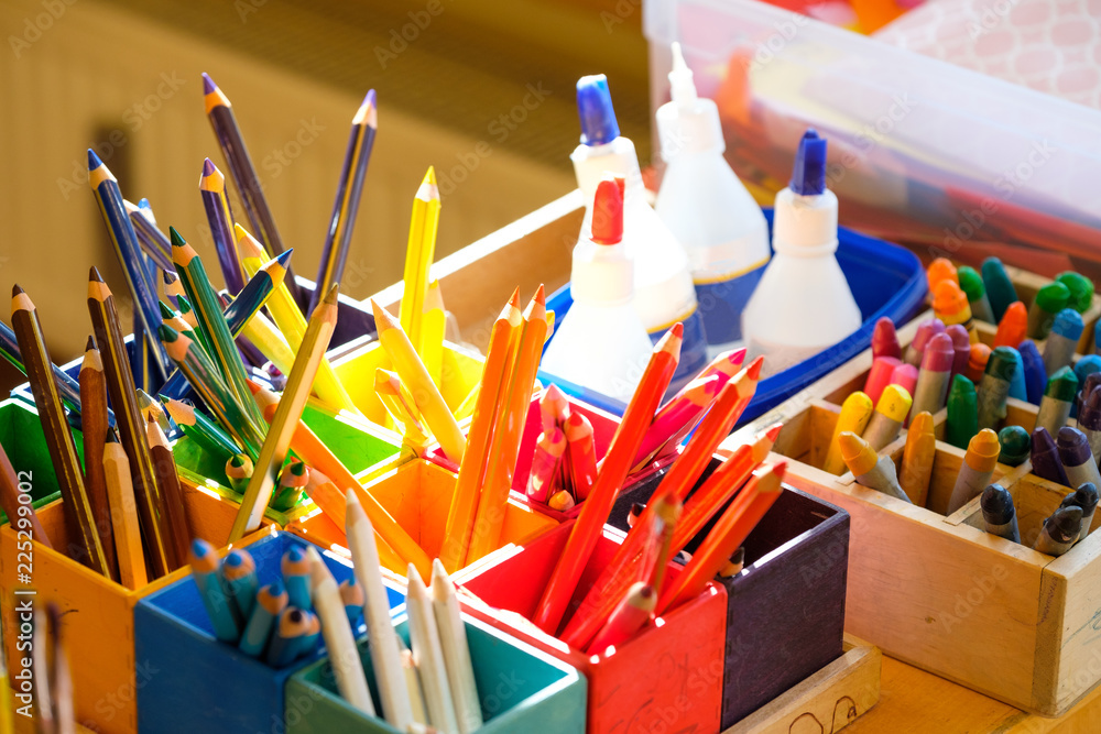 Fotka „Mal- und Bastelsachen im Kindergarten“ ze služby Stock | Adobe Stock