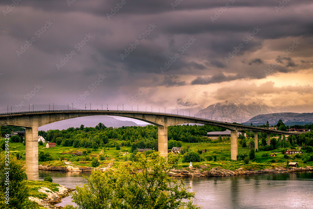 Fototapeta premium Brücke über einen Fluss, eindrucksvolle Wetter und Lichtstimmung
