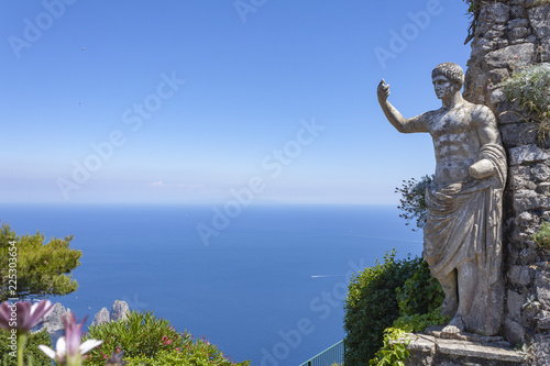 Capri widok z Anacapri we Włoszech z figurą