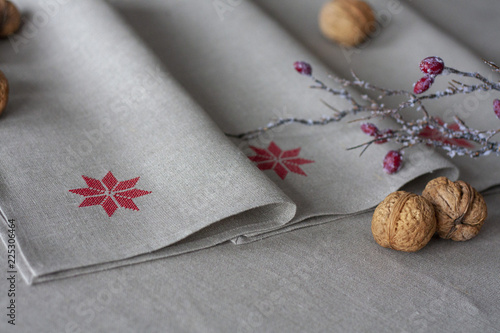 Lniany obrus świąteczny z haftem norweska gwiazda