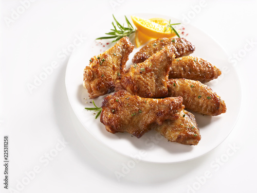 Chicken Wings / Chicken Wings dekoriert mit Rosmarin und Orange