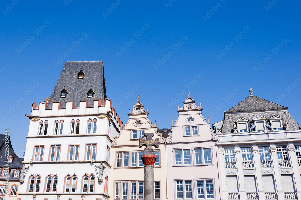 Obraz premium Trier, Hauptmarkt, Marktkreuz, Petrusbrunnen, Marktplatz, St. Gangolf, Kirche, Marktkirche, Brunnen, Turm, Stadt, Altstadt, Altstadthäuser, Mosel, Stadtrundgang, Rheinland-Pfalz, Deutschland