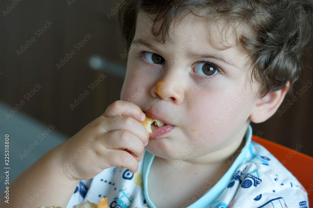 Bambino che fa colazione con la marmellata Bambino che fa colazione con la marmellata