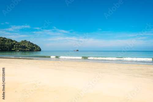 The long beach named Ao Yai on the island Ko Phayam in Thailand © ksl