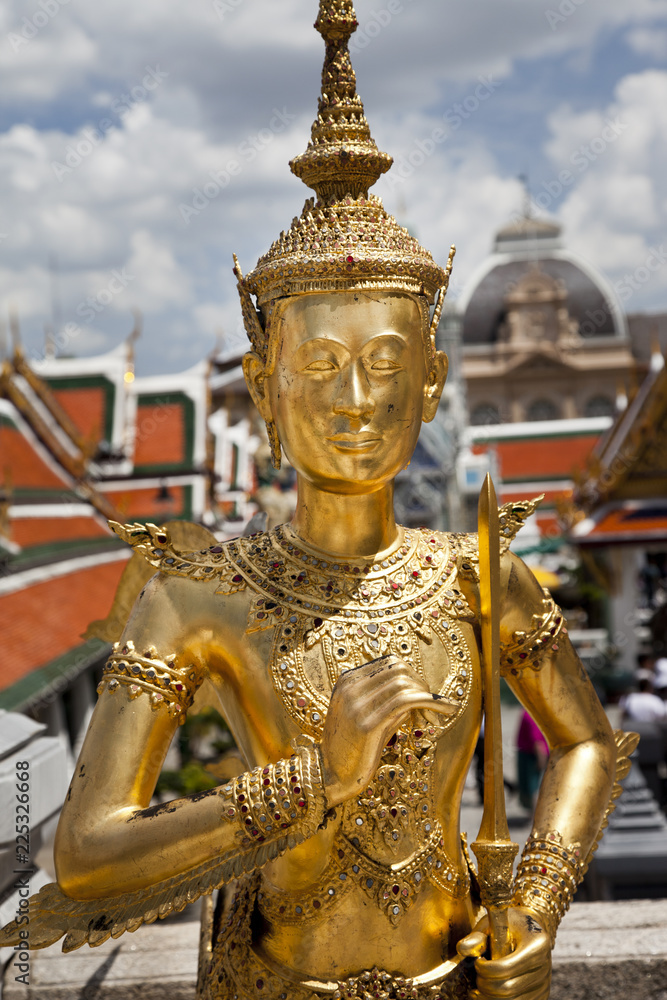 Goldene Wächterfigur am Königspalast in Bangkok