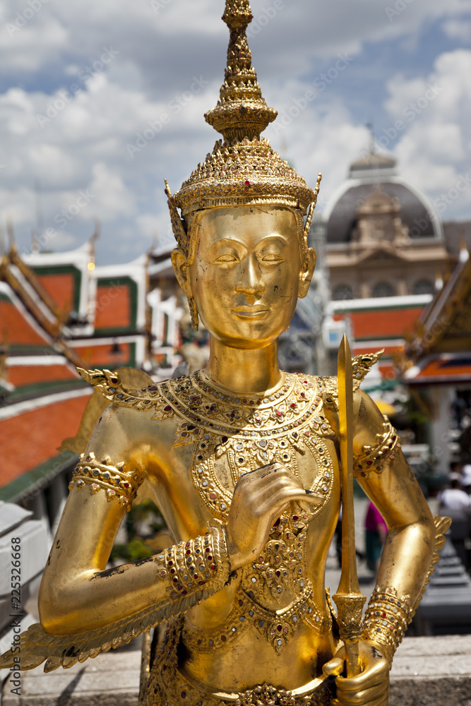 Goldene Wächterfigur am Königspalast in Bangkok Goldene Wächterfigur am Königspalast in Bangkok
