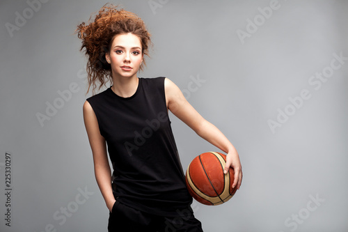 Fotografia Very beautiful sportive girl model with afro curls and basket ball