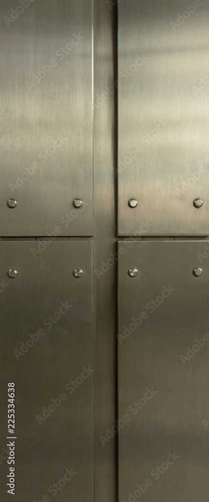 Metallic plates with rivets