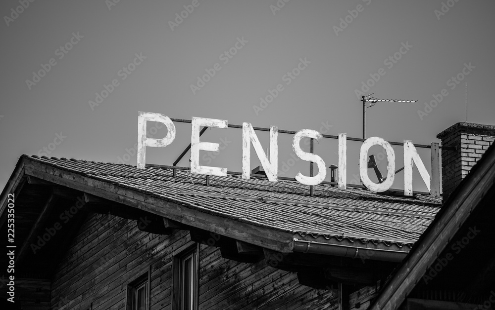 Fototapeta premium Verlassene Pension, düsteres Haus mit 