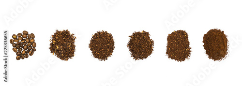 Fotografia Top view of hand grounded light roasted coffee beans