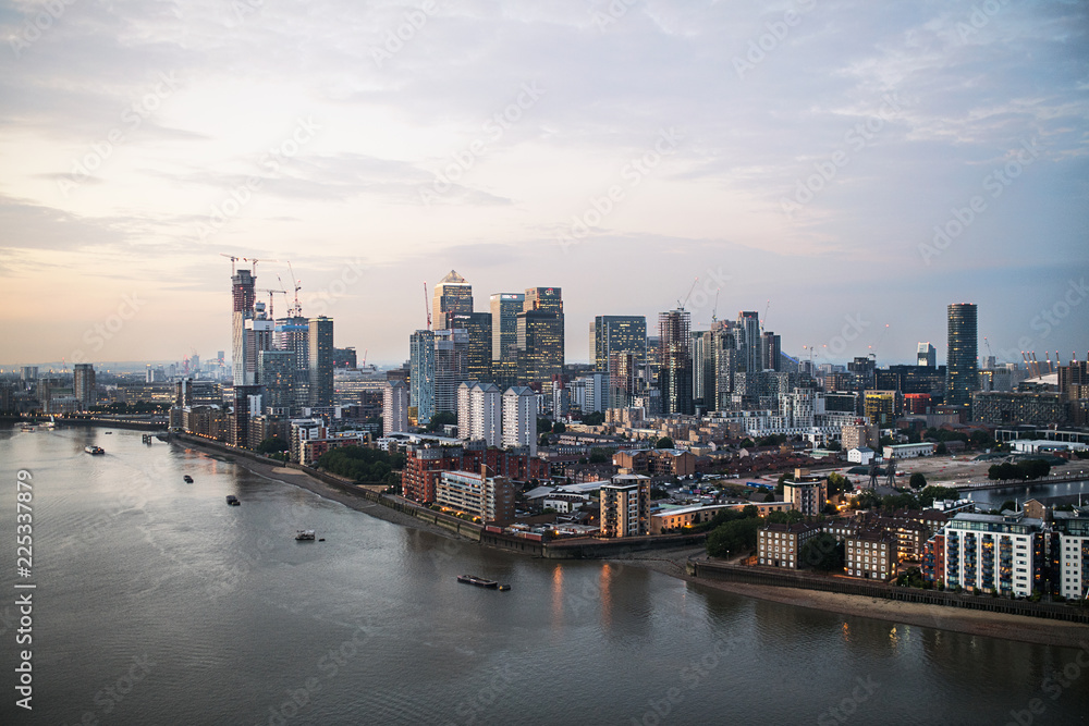Obraz premium A dusk over a skyline of London with the river Thames.