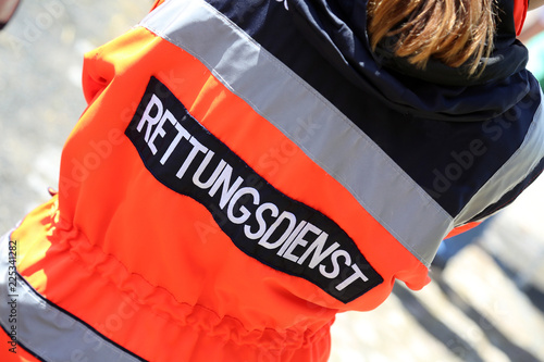 Weste mit Aufschrift Rettungsdienst