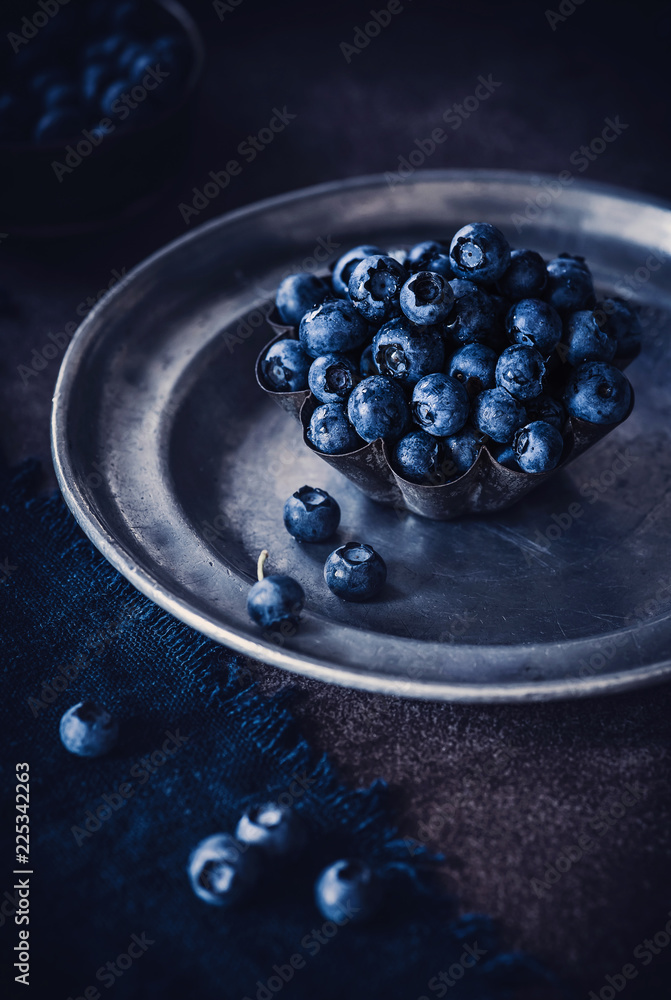 Blaubeer-Stillleben mit dunkelm Hintergrund Blaubeer-Stillleben mit dunkelm Hintergrund