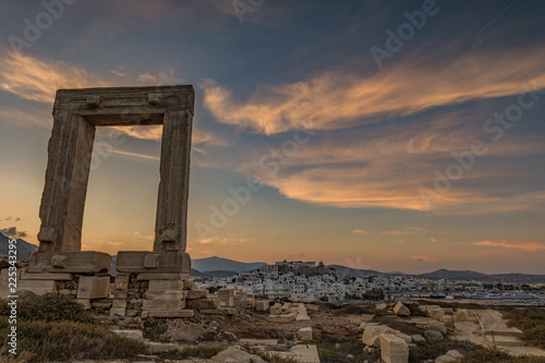 Vista panoramica sulla città di Chora dalla Portata al crepuscolo, isola di Naxos GR