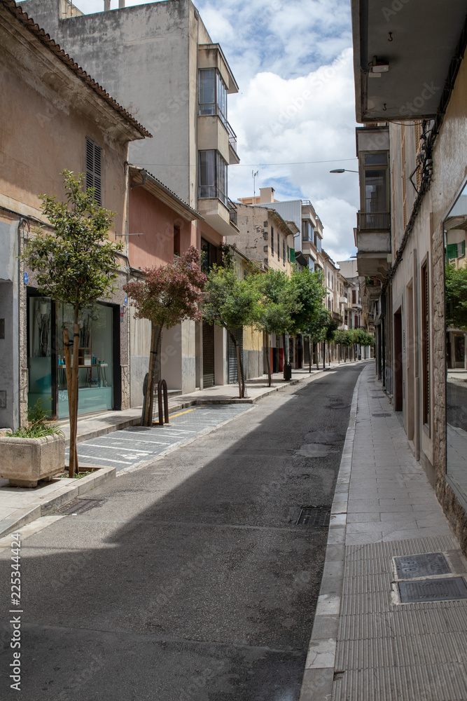 Straße mit Bäumen in Altstadt in Spanien