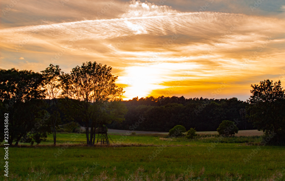 Naklejka premium Sonnenuntergang mit bizarrer Wolkenformation